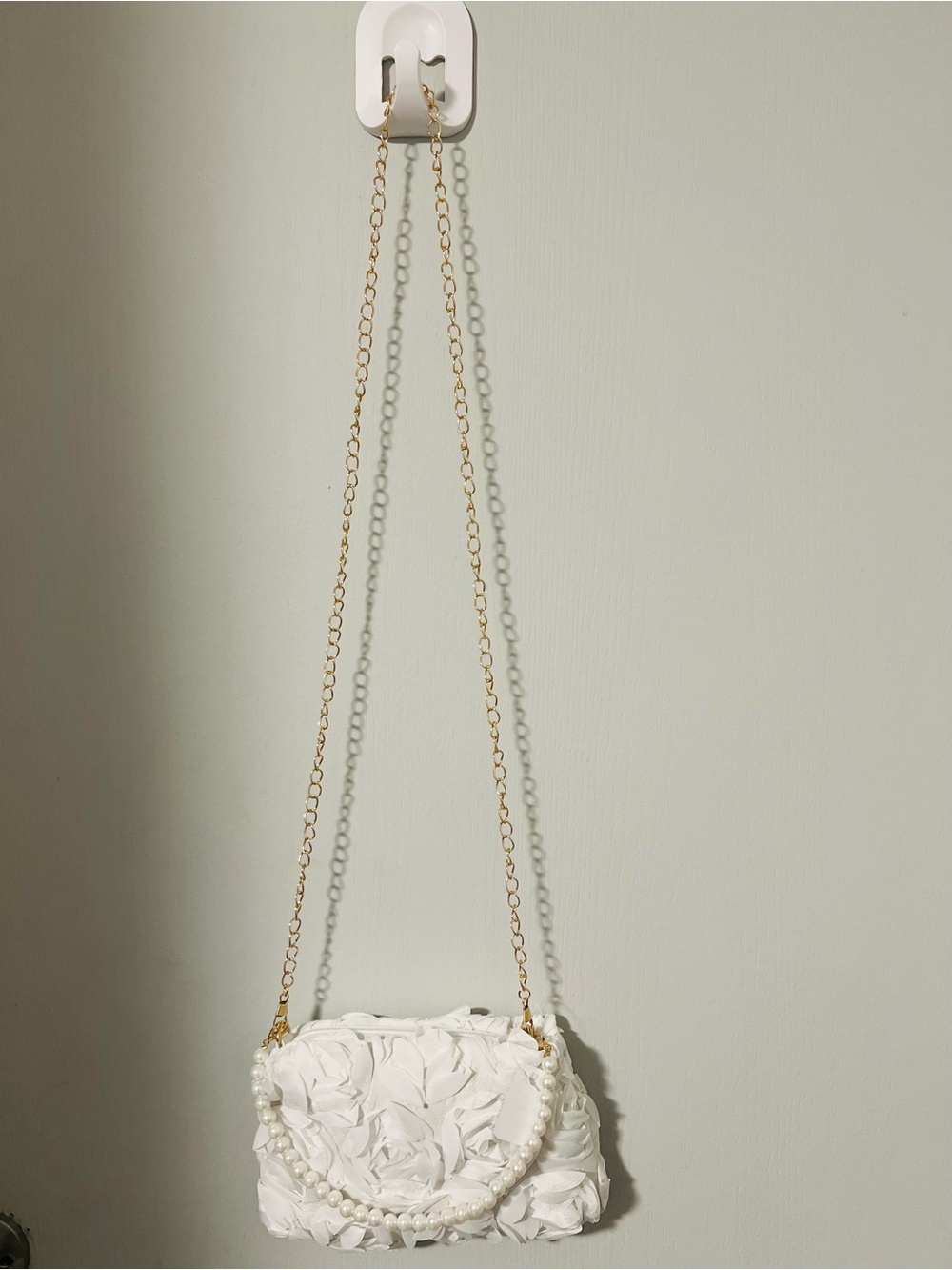 Elegant White Floral Pearl-Handle Chain Bag